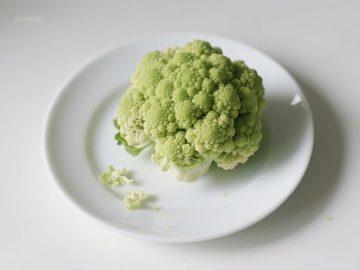盘中的绿色花椰菜