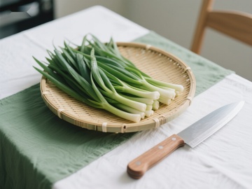 竹篮中的青葱与木柄刀