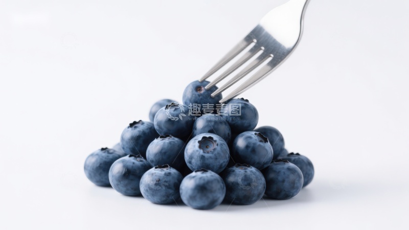 高清大图下载【趣麦麦图】叉子轻挑蓝莓堆
