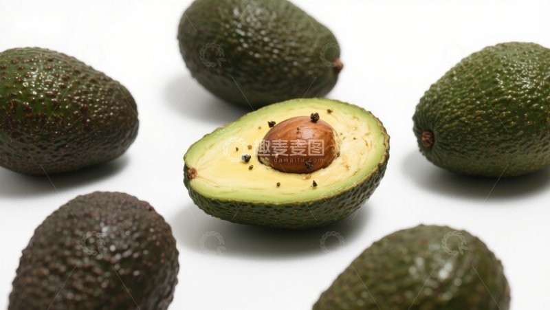 高清大图下载【趣麦麦图】新鲜牛油果，一半切开展示果肉