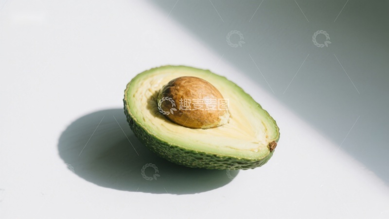 高清大图下载【趣麦麦图】切开的牛油果，阳光照射