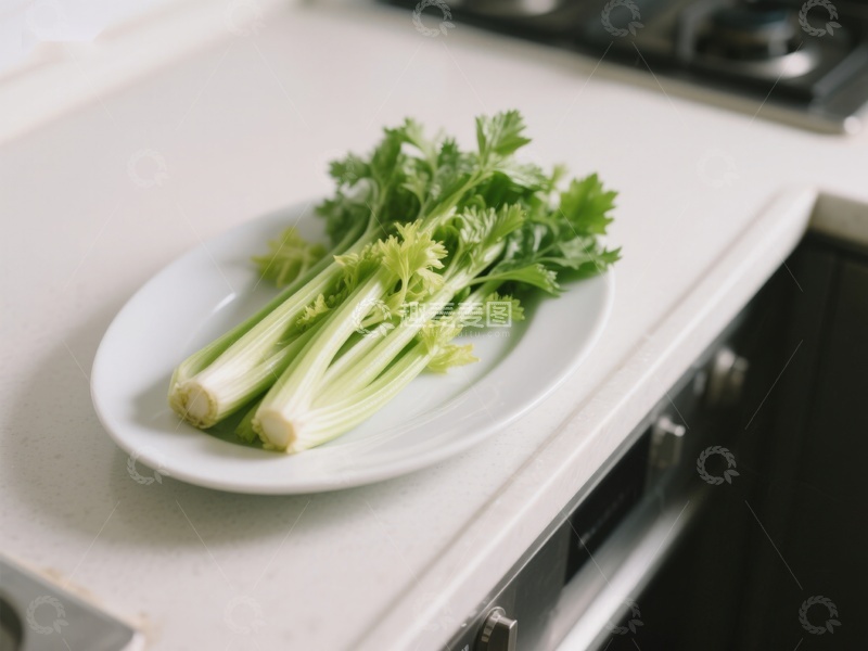 高清大图下载【趣麦麦图】新鲜芹菜置于白色盘中