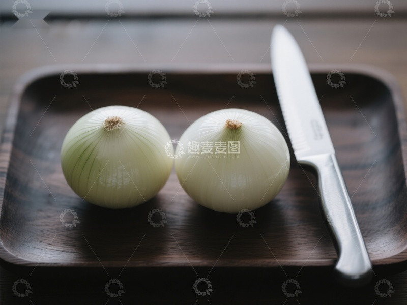 高清大图下载【趣麦麦图】洋葱与刀具置于木质托盘