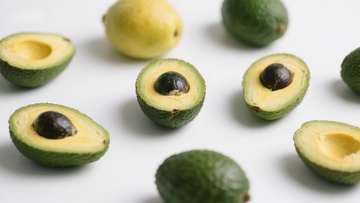 新鲜切开的鳄梨展示