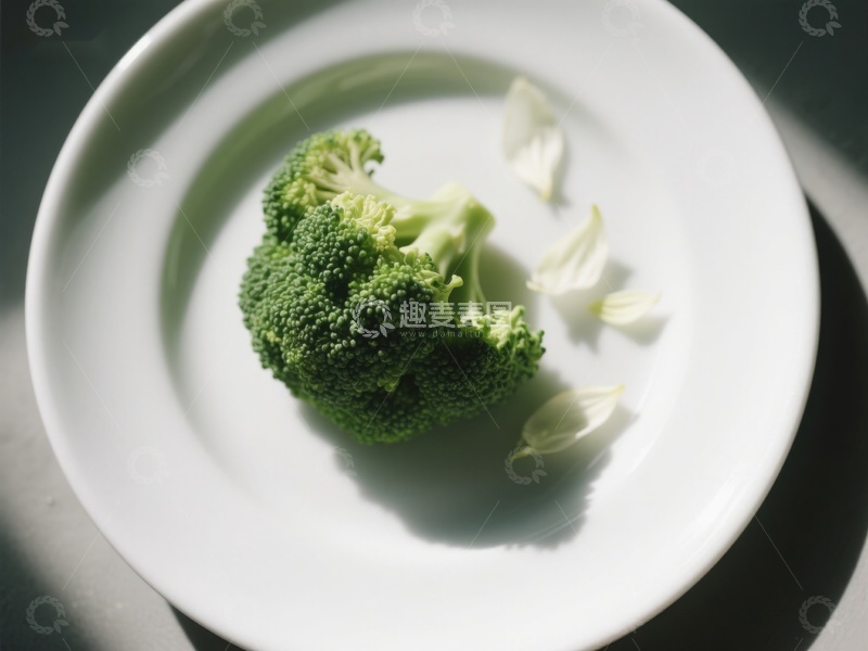 高清大图下载【趣麦麦图】盘中的西兰花与花瓣