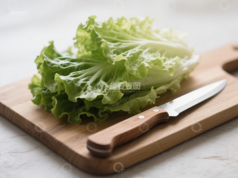 高清大图下载【趣麦麦图】生菜置于木制砧板上