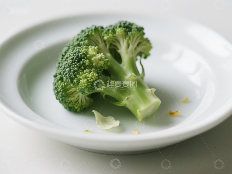 高清大图下载【趣麦麦图】新鲜西兰花置于白色盘中