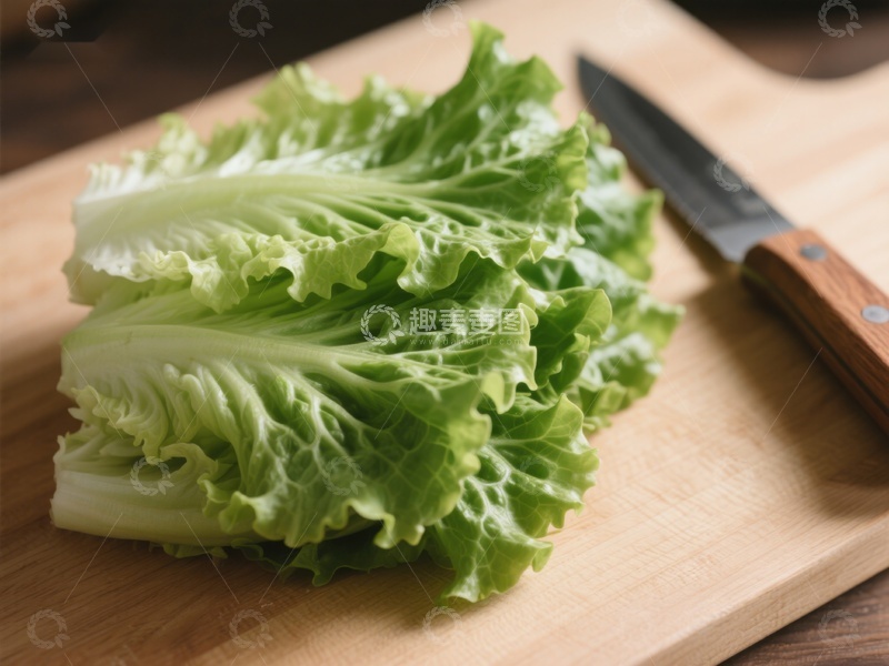 高清大图下载【趣麦麦图】新鲜生菜置于木质砧板上