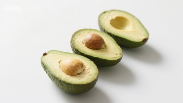 新鲜切开的鳄梨展示