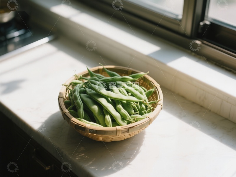 高清大图下载【趣麦麦图】窗边竹篮里的新鲜四季豆