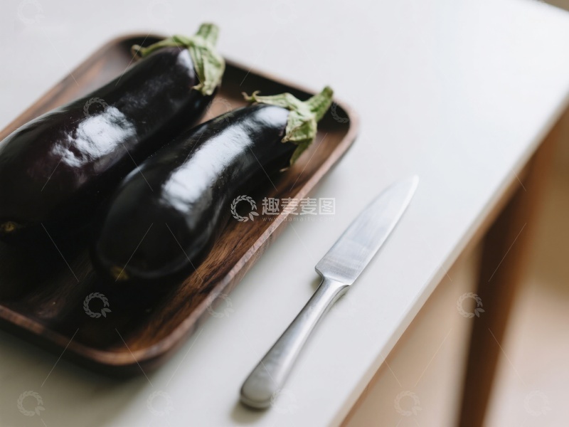高清大图下载【趣麦麦图】盘中两根茄子与刀具