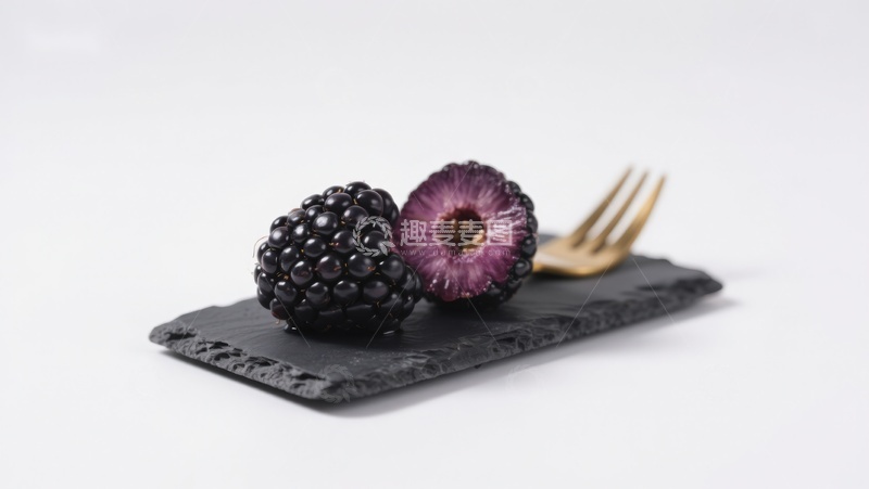 高清大图下载【趣麦麦图】黑莓与叉子的静物组合