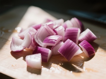 切好的红洋葱在砧板上