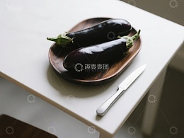 木盘上的两根茄子与刀具