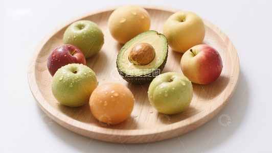 木盘上的新鲜水果组合