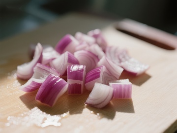 切好的红洋葱放在砧板上