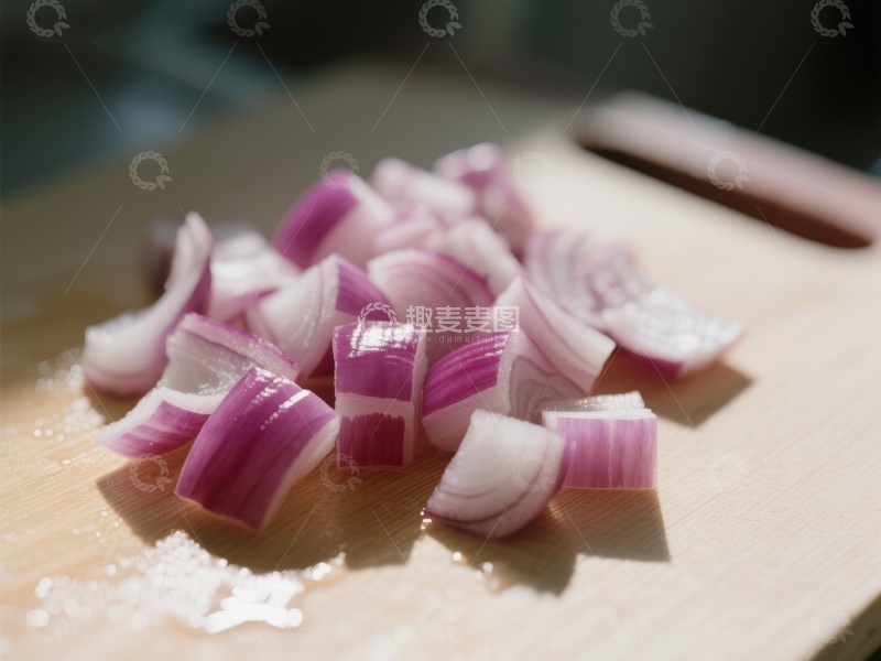 高清大图下载【趣麦麦图】-切好的红洋葱放在砧板上