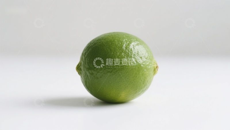 高清大图下载【趣麦麦图】新鲜青柠静置白色背景