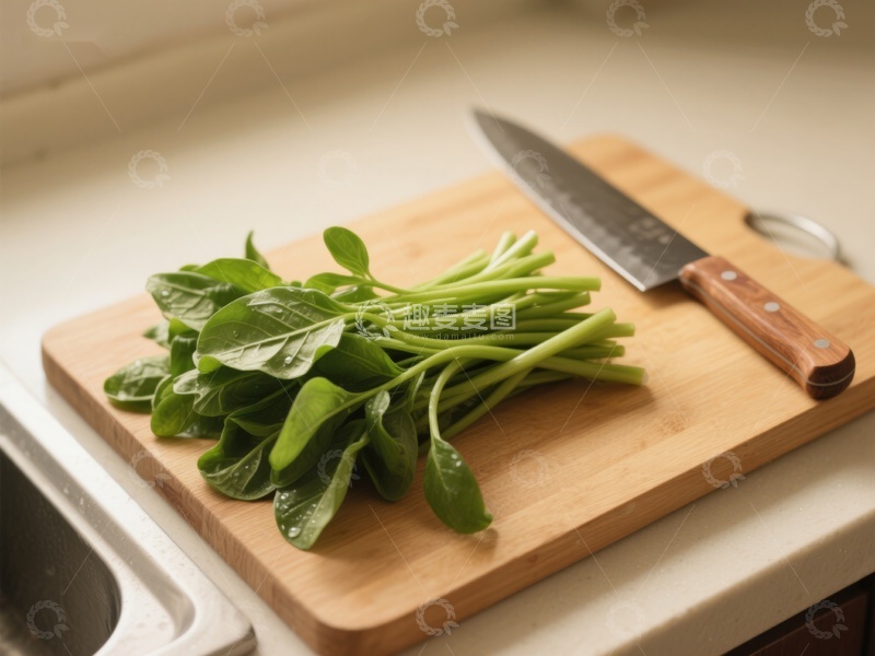 高清大图下载【趣麦麦图】新鲜菠菜与刀具置于砧板上
