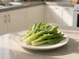 新鲜青菜置于厨房台面