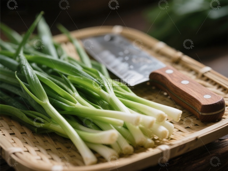 高清大图下载【趣麦麦图】新鲜葱段与菜刀置于竹篮