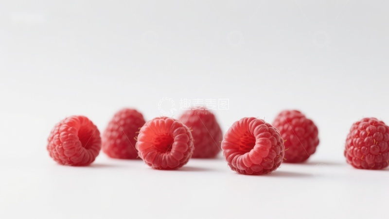 高清大图下载【趣麦麦图】新鲜覆盆子排列在白色背景上