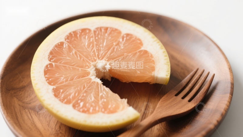 高清大图下载【趣麦麦图】切开的柚子置于木质盘中