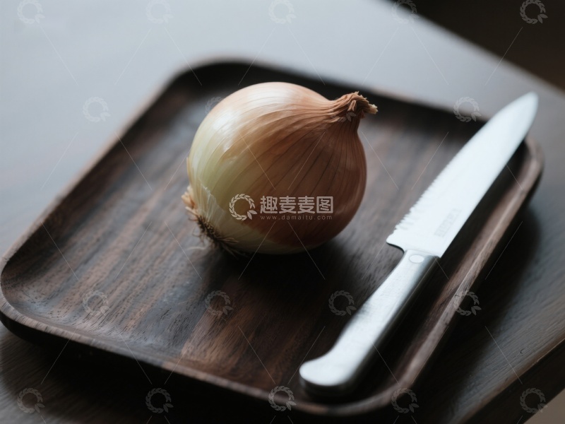 高清大图下载【趣麦麦图】洋葱与刀置于木质托盘