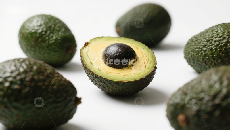 高清大图下载【趣麦麦图】新鲜牛油果，一半切开展示果核