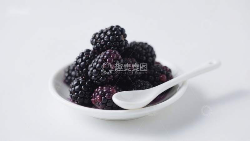高清大图下载【趣麦麦图】新鲜黑莓盛于白色碗中