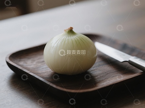 洋葱置于木质托盘旁配刀具