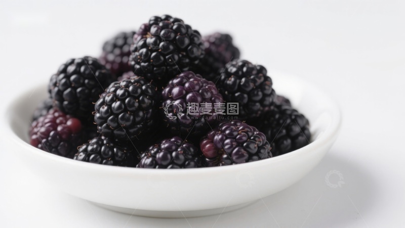 高清大图下载【趣麦麦图】新鲜黑莓盛于白色碗中