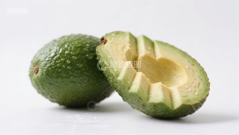 高清大图下载【趣麦麦图】新鲜牛油果，一半切开展示果肉