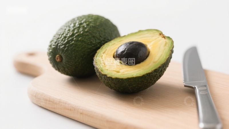 高清大图下载【趣麦麦图】新鲜牛油果切半置于砧板