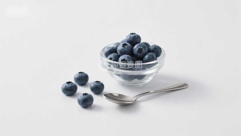 高清大图下载【趣麦麦图】蓝莓盛于玻璃碗中，旁置银勺