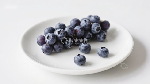 白色盘子上的蓝莓