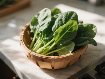 竹篮中的新鲜菠菜
