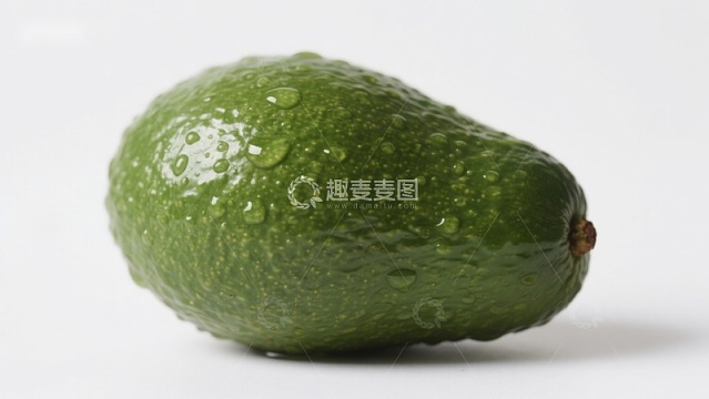 新鲜带水滴的绿色牛油果