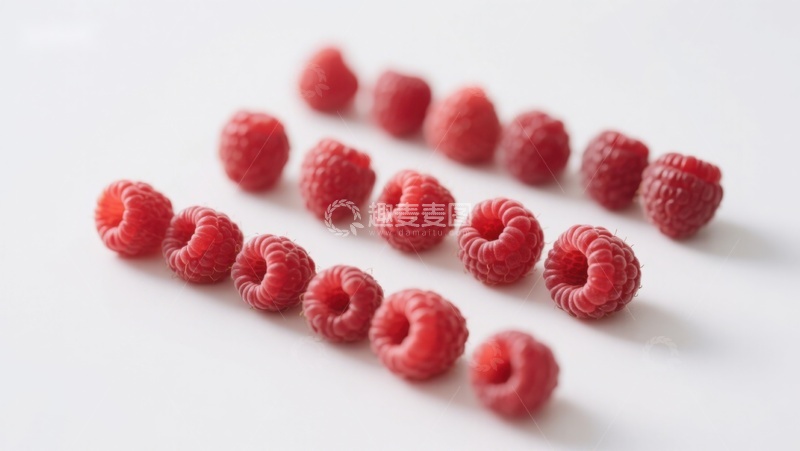 高清大图下载【趣麦麦图】新鲜覆盆子排列在白色背景上