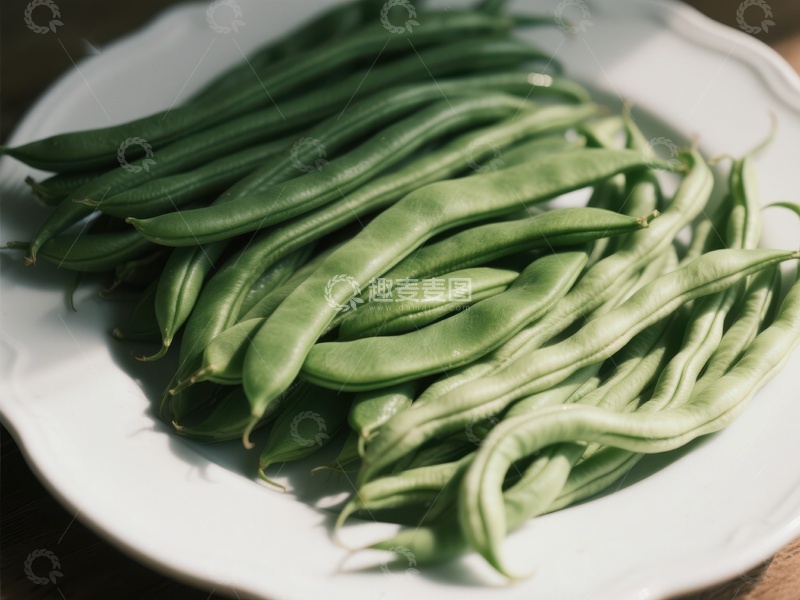 高清大图下载【趣麦麦图】新鲜绿色豆角堆叠在白色盘中