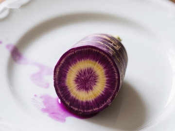 切开的紫色萝卜，展示黄色核心