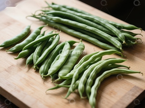 新鲜绿色豆角整齐排列在木板上