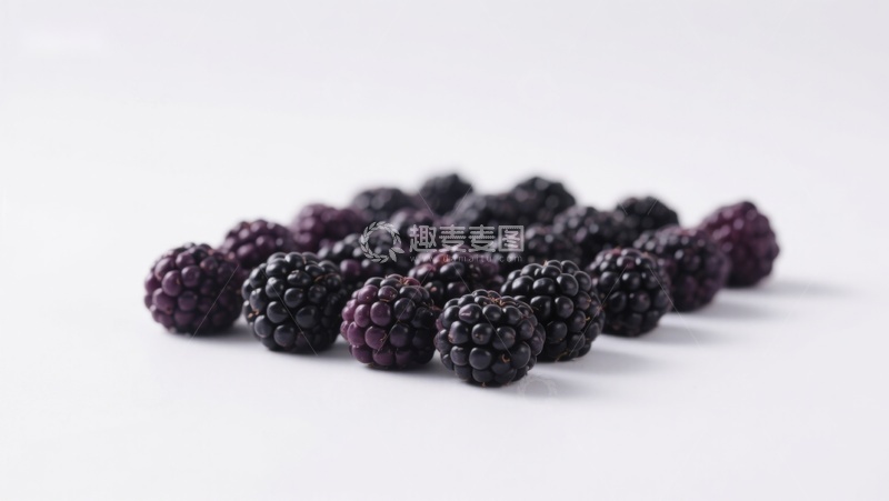 高清大图下载【趣麦麦图】新鲜黑莓散落于白色背景