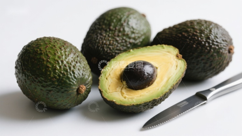 高清大图下载【趣麦麦图】新鲜牛油果与切开的半颗展示