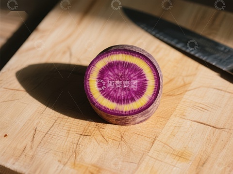 切开的彩色萝卜置于木砧板上