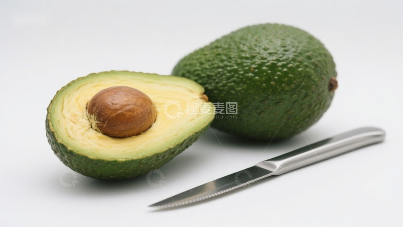 高清大图下载【趣麦麦图】切开的牛油果与刀具