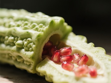 苦瓜与石榴籽的创意组合