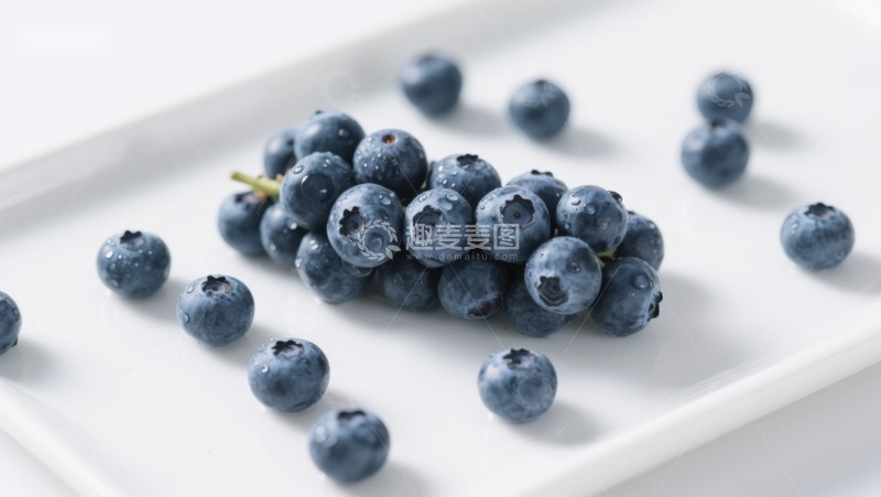 高清大图下载【趣麦麦图】新鲜蓝莓散落于白色盘中