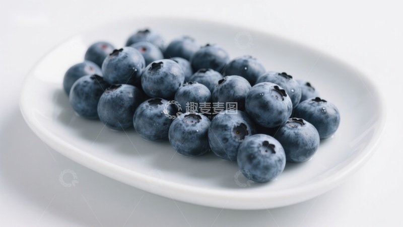 高清大图下载【趣麦麦图】新鲜蓝莓置于白色盘中