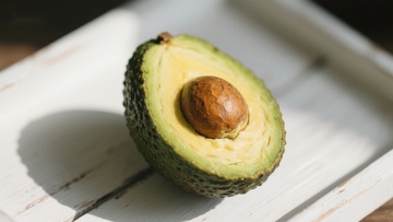 切开的牛油果，籽清晰可见